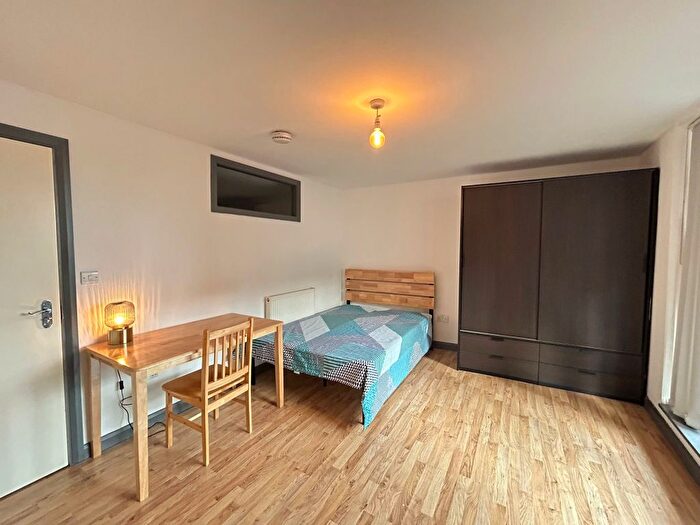 3 Bedroom Flat To Rent In Raven Row, London, E1