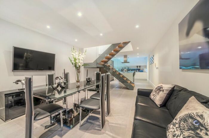 4 Bedroom Town House To Rent In Greenwich High Road, London, SE10