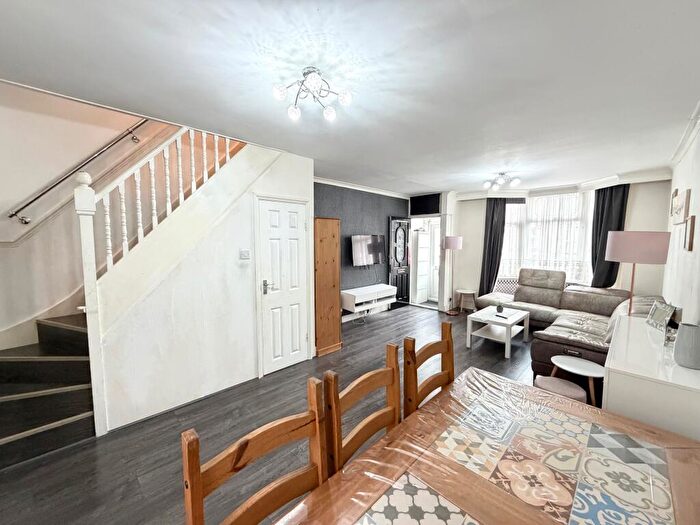 3 Bedroom House To Rent In Olive Road, Plaistow, E13