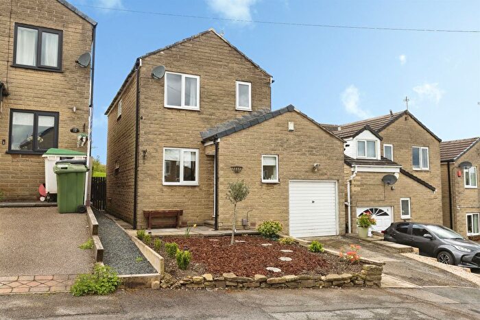 3 Bedroom Detached House For Sale In South Street, Oakenshaw, Bradford, BD12
