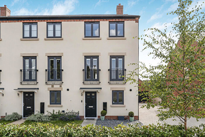 4 Bedroom End Of Terrace House For Sale In Camp Road, Upper Heyford, OX25
