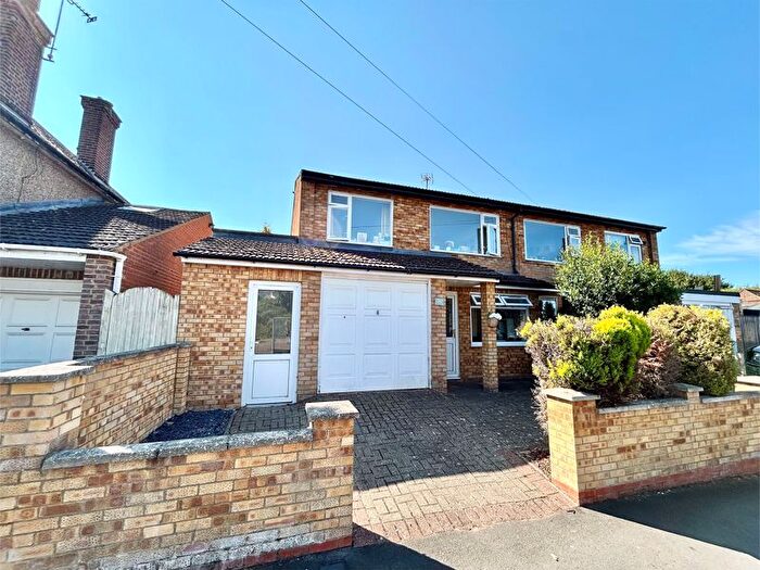 3 Bedroom Semi-Detached House For Sale In West Parade, Dunstable, LU6