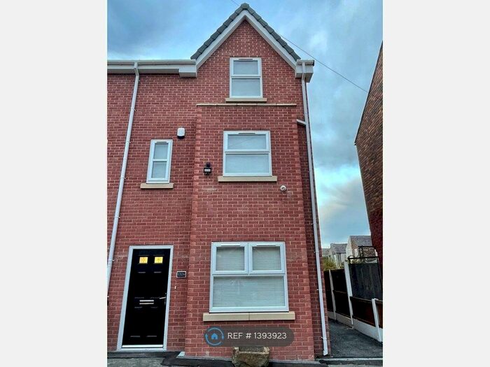 4 Bedroom Semi-Detached House To Rent In Trafford Road, Eccles, Manchester, M30