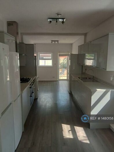 6 Bedroom Terraced House To Rent In Hurst Grove, Bedford, MK40