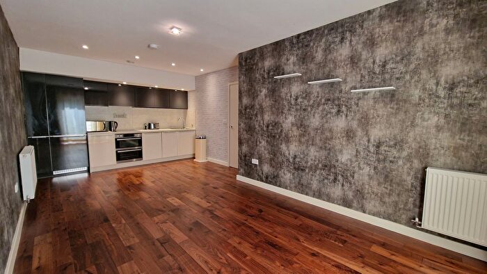 2 Bedroom Flat To Rent In Lakeside Drive, London, NW10