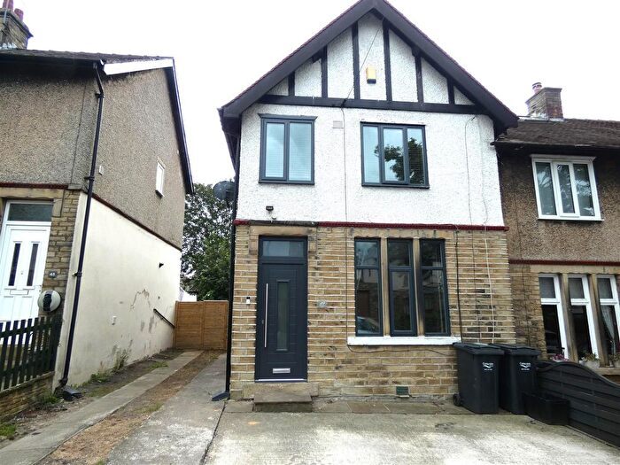 3 Bedroom Semi-Detached House To Rent In Highfield Avenue, Brighouse, HD6