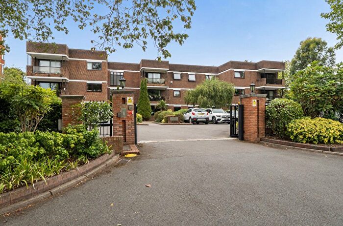 2 Bedroom Flat For Sale In Woodhurst North, Ray Mead Road, Maidenhead, SL6