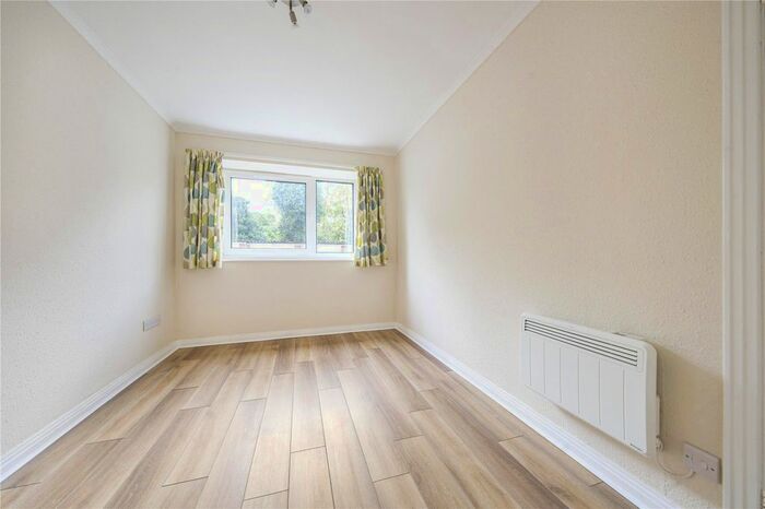 2 Bedroom Flat For Sale In Charter Court, Linden Grove, New Malden, KT3
