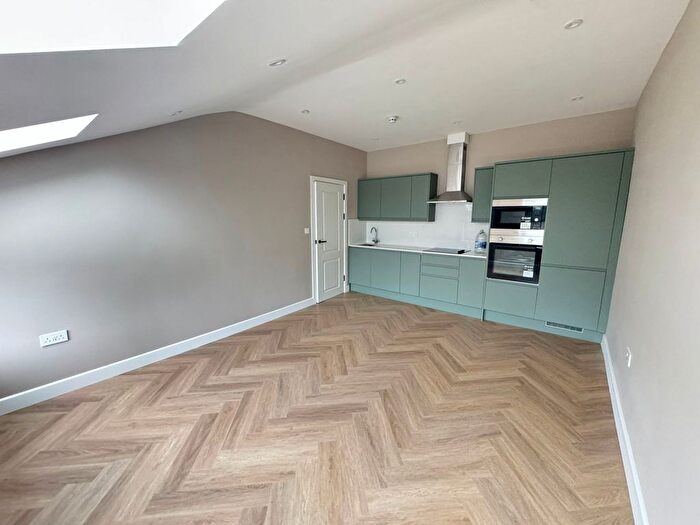 3 Bedroom Flat To Rent In High Road, N12