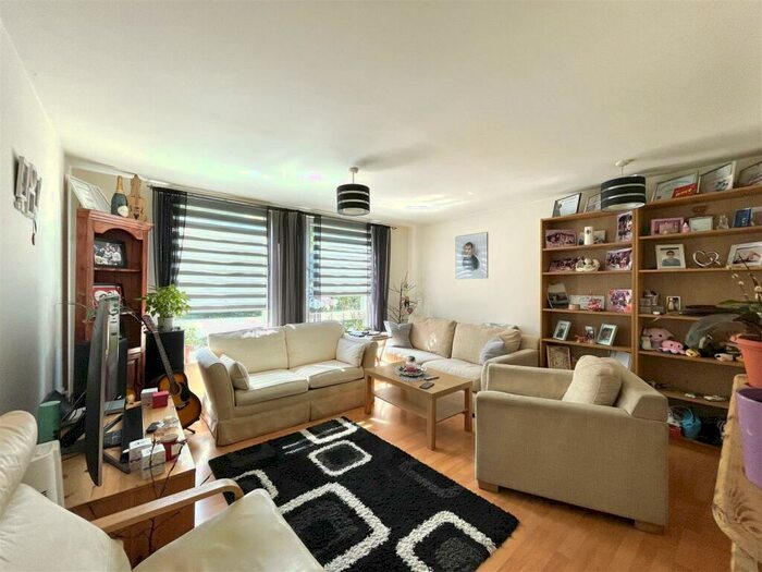 2 Bedroom Flat To Rent In Crown Close, Wood Green, N22