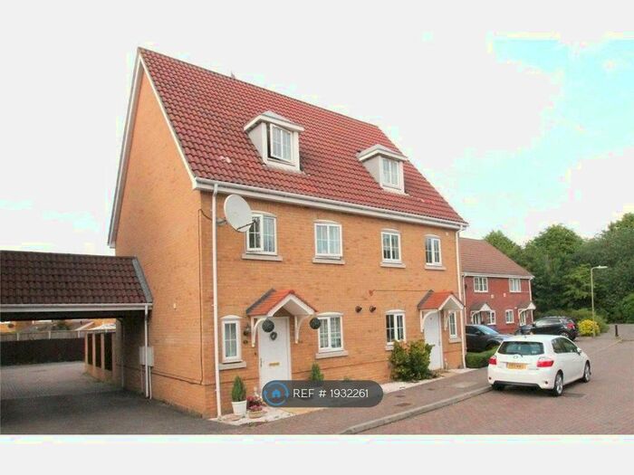 3 Bedroom Semi-Detached House To Rent In Knightwood Close, Farnborough, GU14