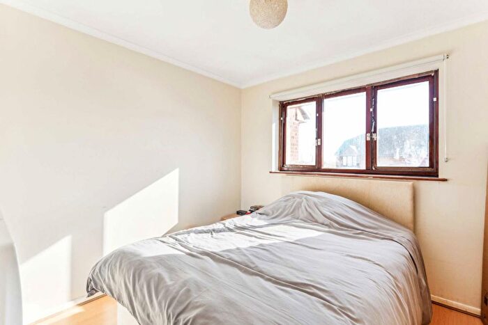 1 Bedroom Flat For Sale In Cotton Avenue, Acton, W3