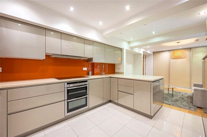 3 Bedroom Flat To Rent In Montagu Square, Marylebone, London, W1H