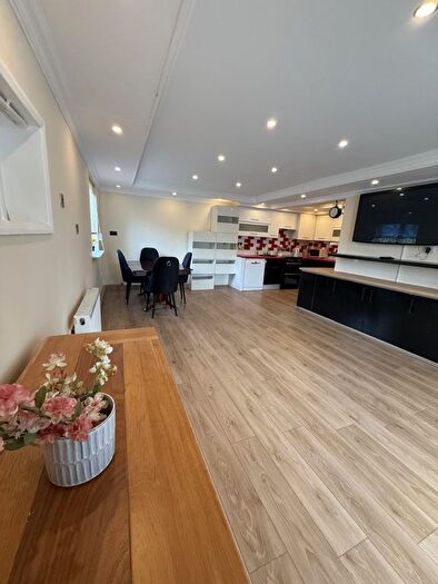 3 Bedroom Semi-Detached House To Rent In The Avenue, London, N11