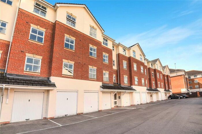 2 Bedroom Flat To Rent In Elm Park, Reading, Berkshire, RG30