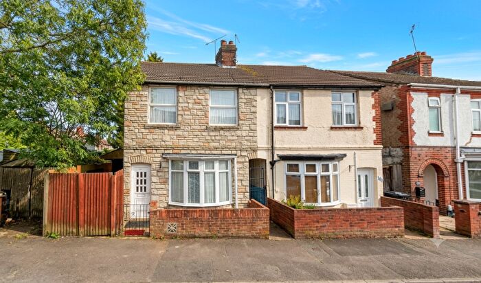 3 Bedroom Semi Detached House To Rent In Colin Road, Luton, LU2