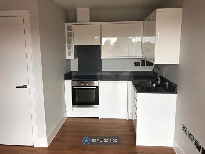 1 Bedroom Flat To Rent In Magna West, West Byfleet, KT14