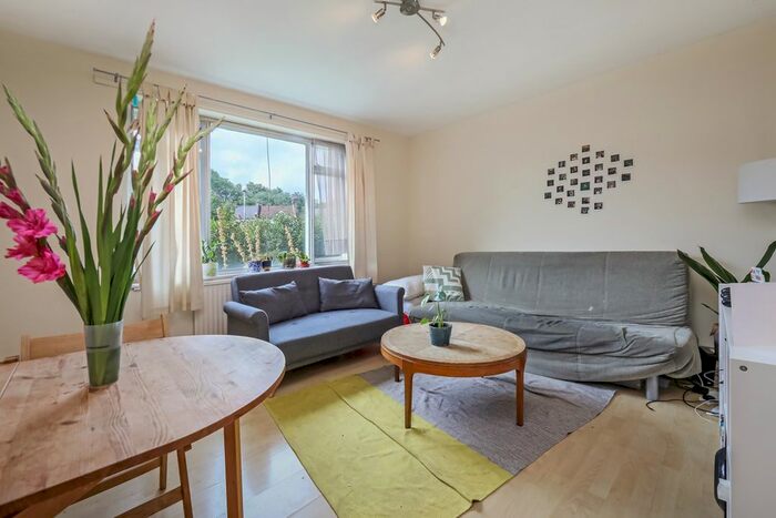 3 Bedroom Flat To Rent In St. Asaph Road, London, SE4