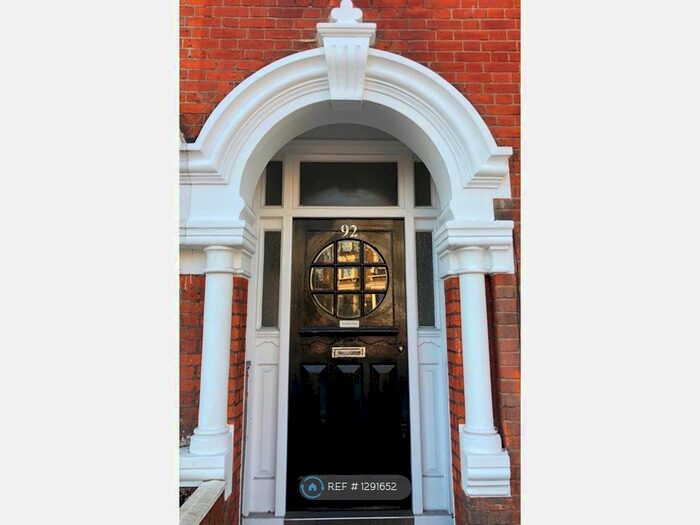 3 Bedroom Flat To Rent In First Floor, London SW12