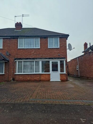 3 Bedroom Semi-Detached House To Rent In Laburnum Road, Hayes, UB3