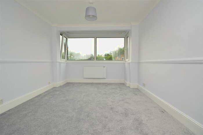 2 Bedroom Flat To Rent In The Beeches, Queenswood Gardens, E11