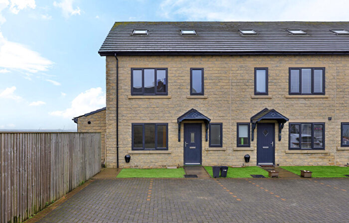 4 Bedroom Town House For Sale In Ash Court, Kippax, Leeds, LS25