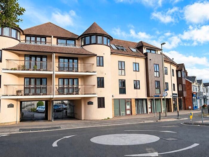 2 Bedroom Flat For Sale In / Old Milton Road, New Milton, Hampshire., BH25