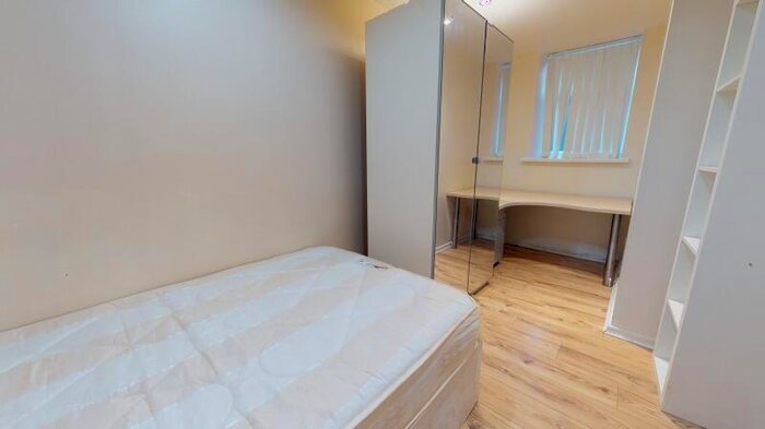 3 Bedroom Flat To Rent In Moorland Avenue, Hyde Park, Leeds, LS6