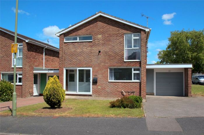 3 Bedroom Detached House To Rent In Coniston Road, Kempshott, Basingstoke, Hants, RG22