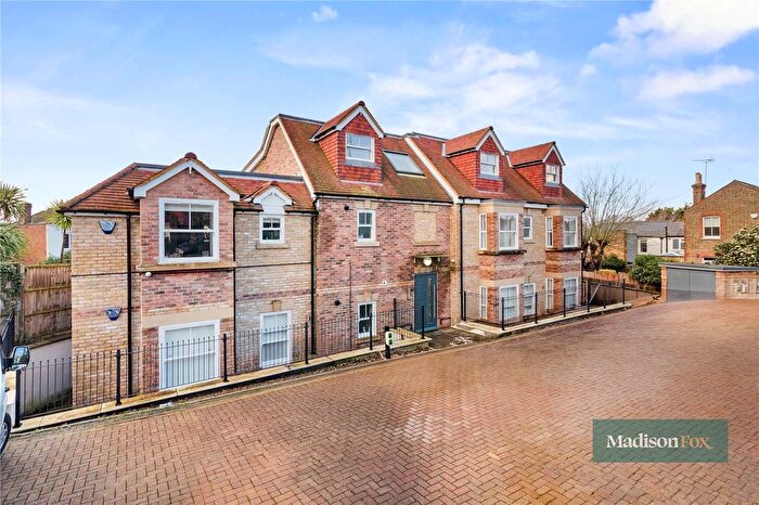 2 Bedroom Flat To Rent In Whitehall Road, Woodford Green, Greater London, IG8