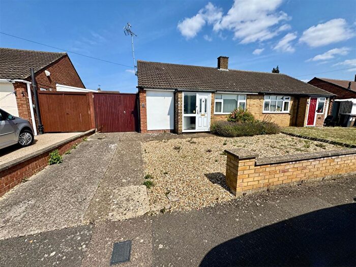 2 Bedroom Semi-Detached Bungalow For Sale In Monton Close, Luton, LU3