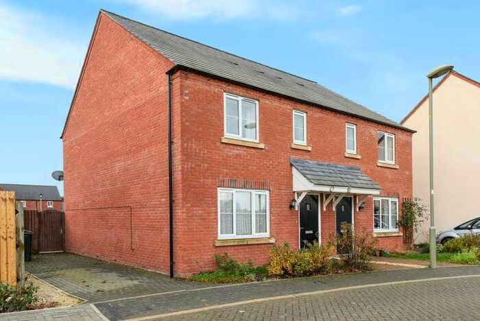 3 Bedroom Semi-Detached House To Rent In Kingsmere, Bicester, OX26