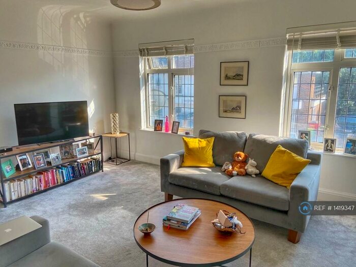 2 Bedroom Flat To Rent In Broadway West, Leigh On Sea, SS9