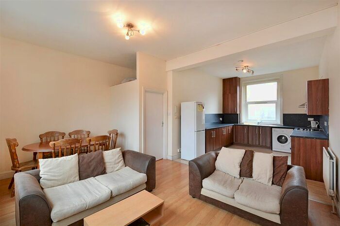 3 Bedroom Flat To Rent In Roman Road, Roman Road E2
