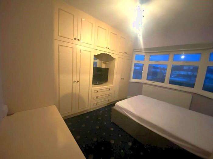 4 Bedroom Terraced House To Rent In Palgrave Avenue, Southall, UB1