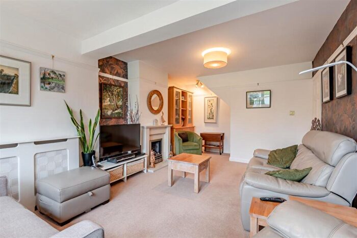 3 Bedroom Semi-Detached House For Sale In Norrington Road, Maidstone, ME15 - Photo 3