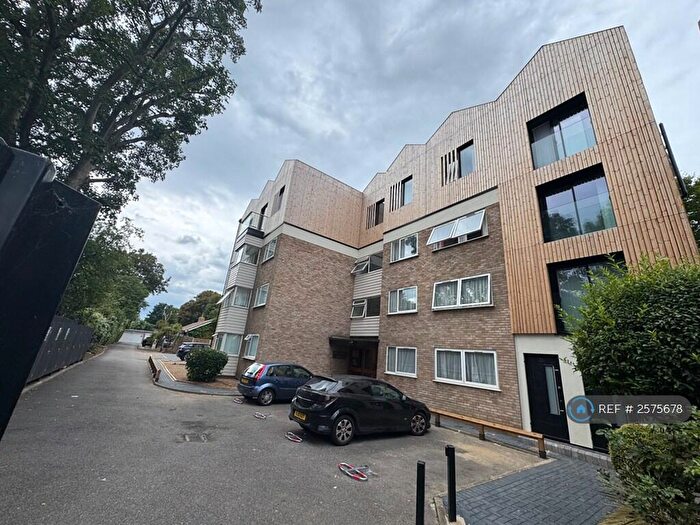 3 Bedroom Flat To Rent In Greenway Court, Ilford, IG1