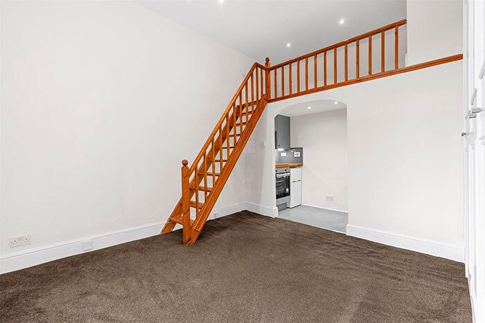 1 Bedroom Flat To Rent In Warwick Road, Earls Court, SW5