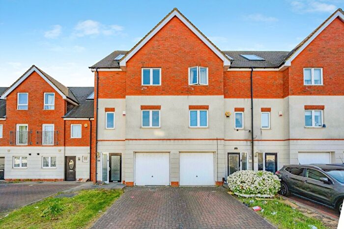 3 Bedroom Semi-Detached House For Sale In Leicester Road, Luton, Bedfordshire, LU4