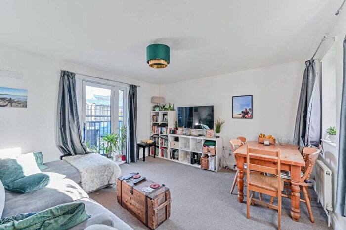 2 Bedroom Flat To Rent In Nettlefold Place, West Norwood, London, SE27