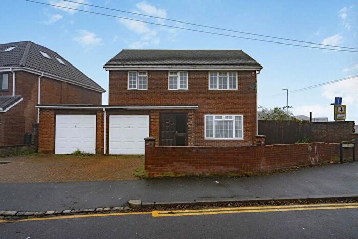 4 Bedroom Detached House For Sale In Wellgate Road, Luton, Bedfordshire, LU4