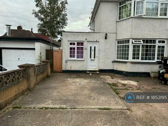 4 Bedroom Semi-Detached House To Rent In Oatlands Drive, Slough, SL1