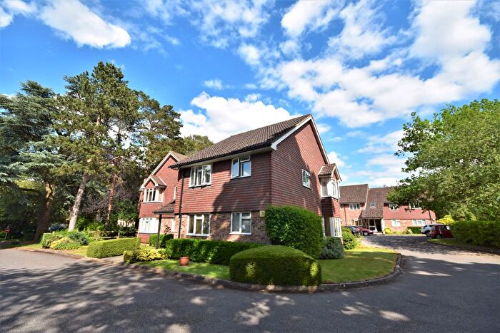 2 Bedroom Flat To Rent In Trimmers Field, Farnham, Surrey, GU9