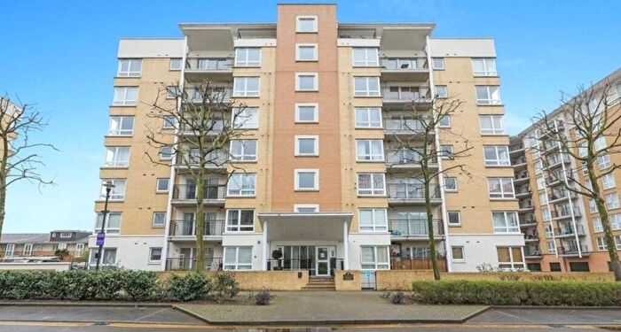 3 Bedroom Apartment To Rent In Newport Avenue, E14
