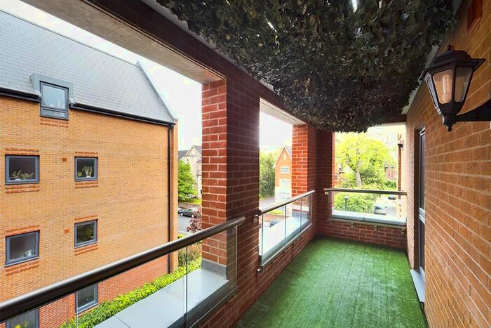 2 Bedroom Flat To Rent In Moore Close, Southampton, Hampshire, SO15