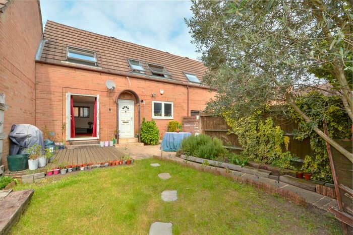 2 Bedroom Flat To Rent In Capstan Way, London, SE16