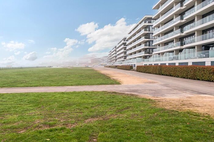 2 Bedroom Flat For Sale In Newbury, Berkshire, RG14