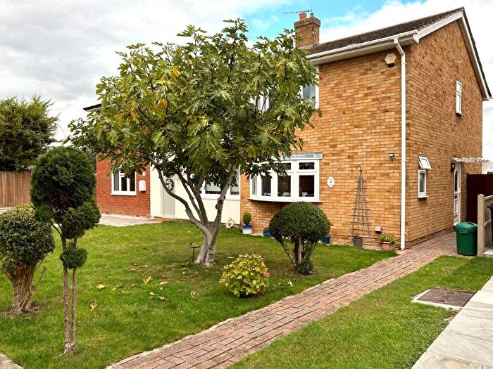 3 Bedroom Semi-Detached House For Sale In Raven Drive, Benfleet, SS7
