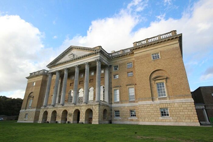 2 Bedroom Flat To Rent In Thorndon Park, Brentwood, Essex, CM13