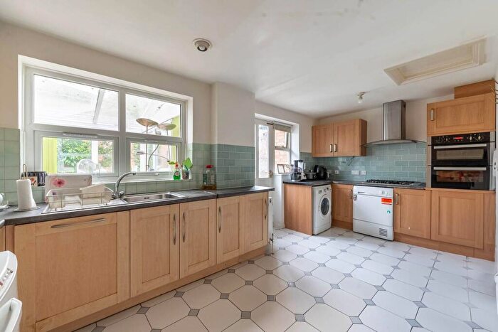 4 Bedroom Detached House For Sale In Glendevon Close, Edgware, HA8